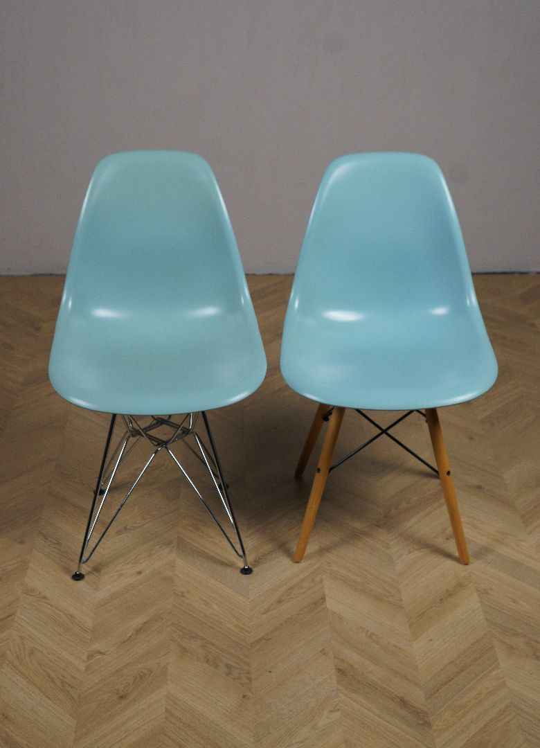 Frontvisning af IKEA skalstol i turkis med blandet understel.